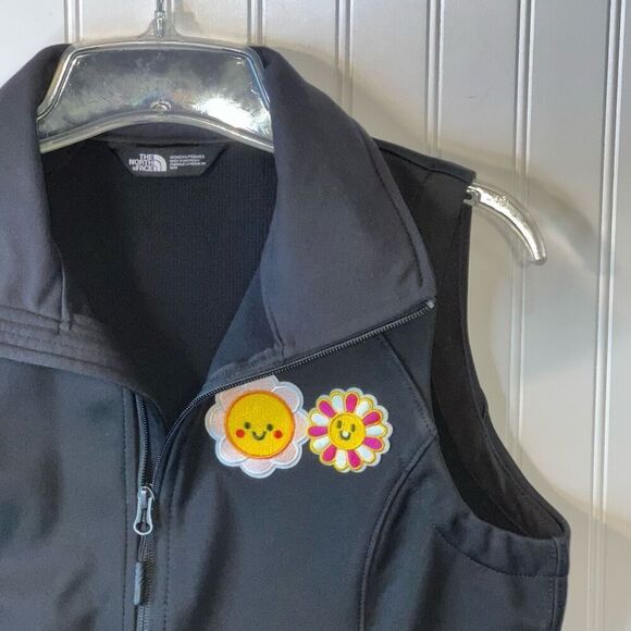 The North Face Womens Vest Black Medium Windwall Slim Fit Happy Face Patches NWT - Picture 3 of 13